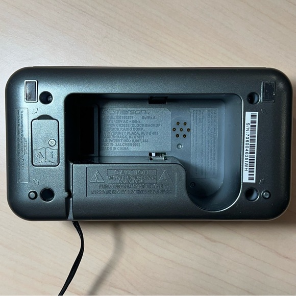 Emerson SmartSet Alarm Clock Radio with Bluetooth Speaker, USB Charging Port - Picture 8 of 16